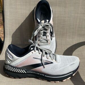 Brooks Adrenaline GTS 22 Women’s size 9.5